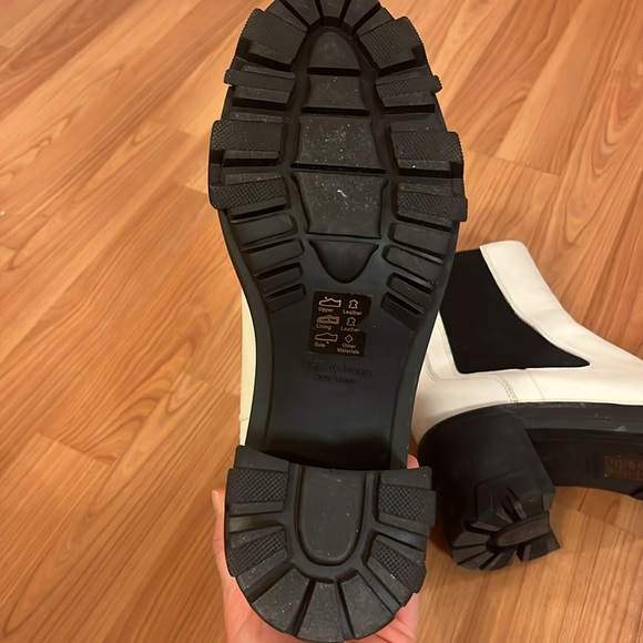 New rag & bone shiloh mid chelsea antique white. Size 10. Comes with box. - Picture 8 of 13